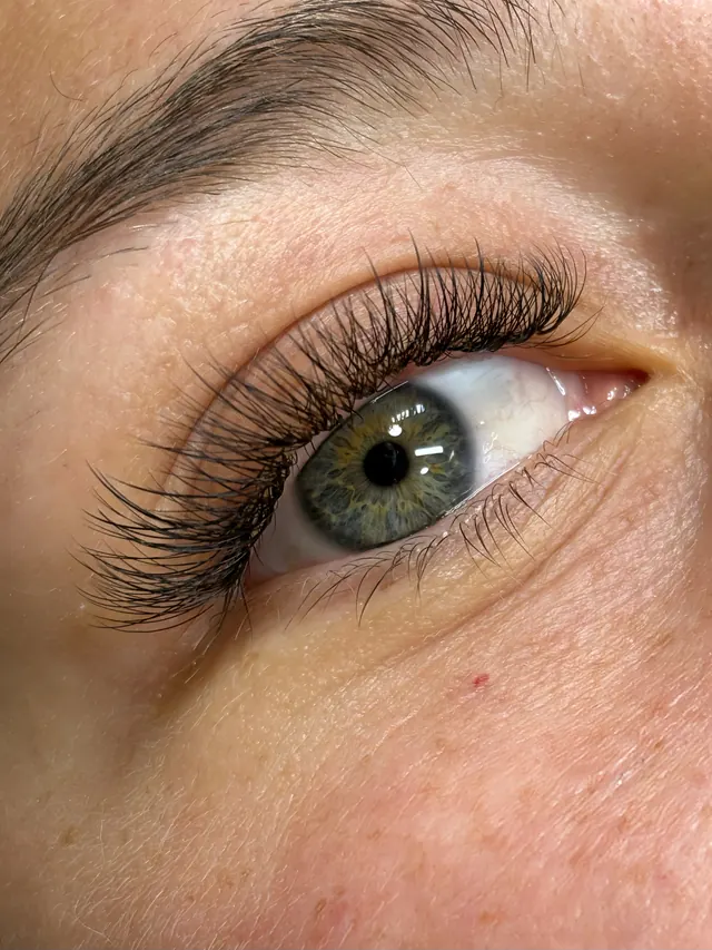Hybrid lash extensions mixing classic lashes with light volume fans